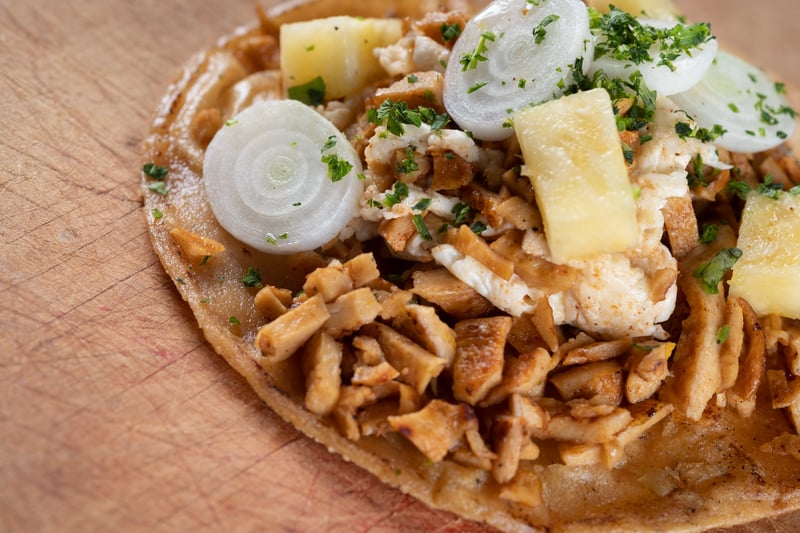 Conoce a los egresados que negocian con tiburones