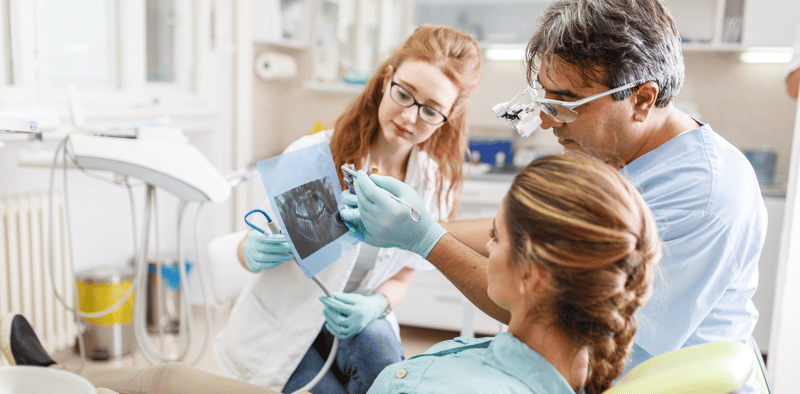 Para preparar a los mejores cirujanos dentistas: Simuladores de alta tecnología y práctica con pacientes reales